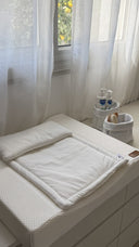 משטח החתלה לתינוק מעוצב - בד קווילט יוקרתי בצבע לבן