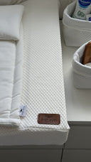 משטח החתלה לתינוק מעוצב - בד קווילט יוקרתי בצבע לבן